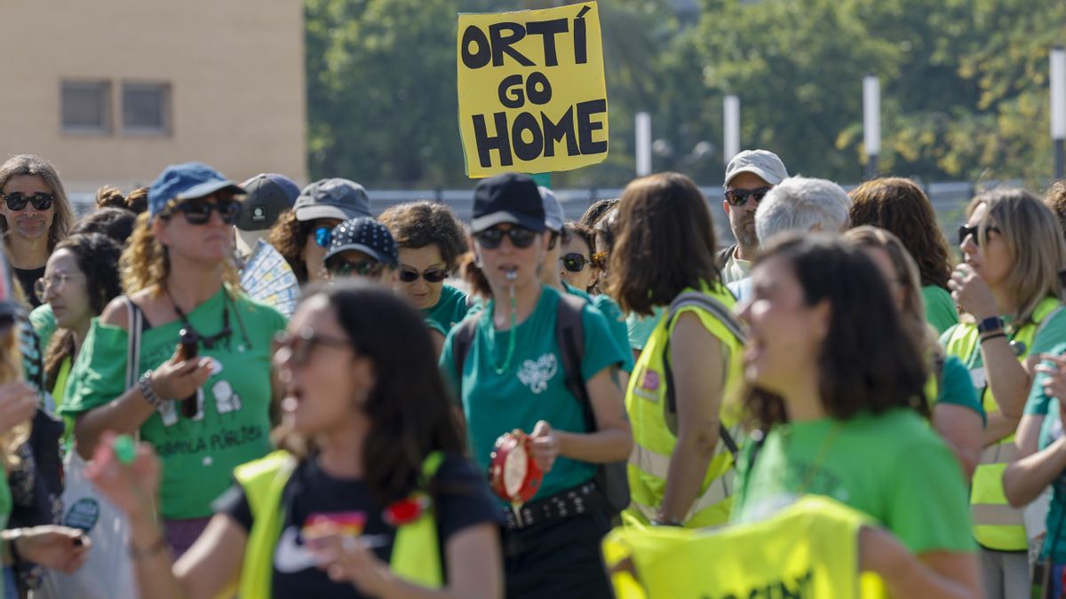 La UV y la UJI expresan su apoyo a la docente agredida y piden avances en la negociación