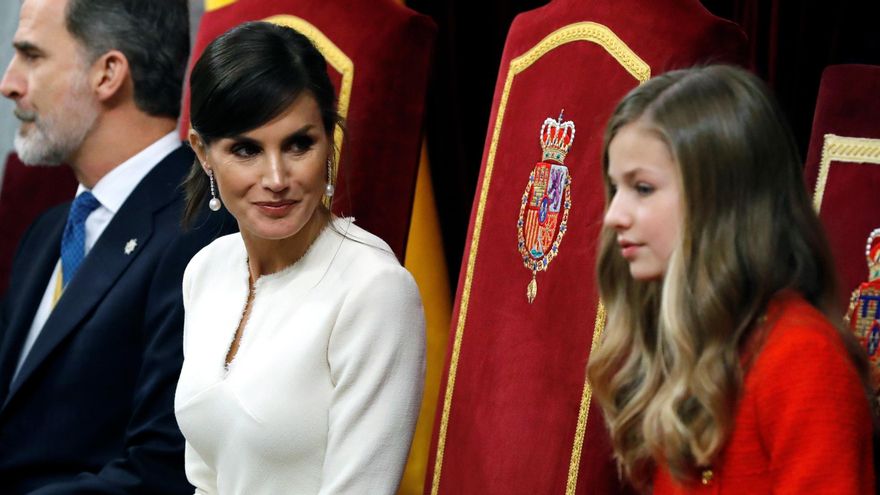 La reina Letizia (i) observa a la infanta Leonor (d). EFE/Ballesteros/Archivo