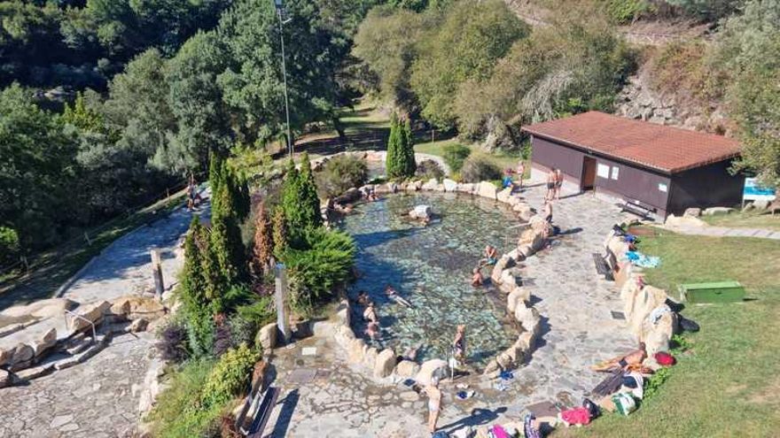 El agua de estas termas, al aire libre y gratuitas, aflora entre las grietas de la roca granítica y puede alcanzar los 60 grados