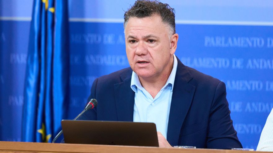 El portavoz adjuntoz del grupo parlamentario Por Andalucía, Juan Antonio Delgado, en una foto de archivo en rueda de prensa.