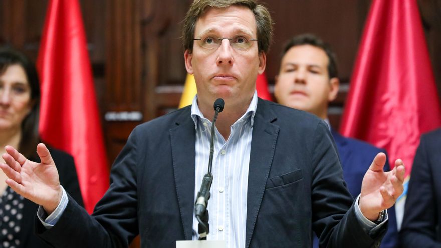 Archivo - El alcalde de Madrid, José Luis Martínez-Almeida durante una firma de tres protocolos de intenciones entre Ayuntamientos con el objeto de dar alojamiento de emergencia a solicitantes de asilo y refugio, en Madrid a 21 de diciembre de 2019