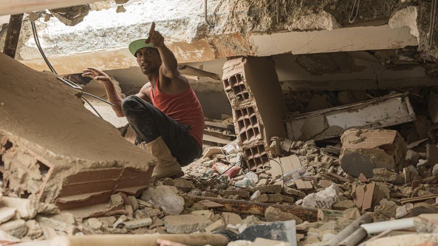 Un hombre busca personas desaparecidas en una zona afectada por los terremotos, este domingo, en Tanaguaneras, La Guaira.