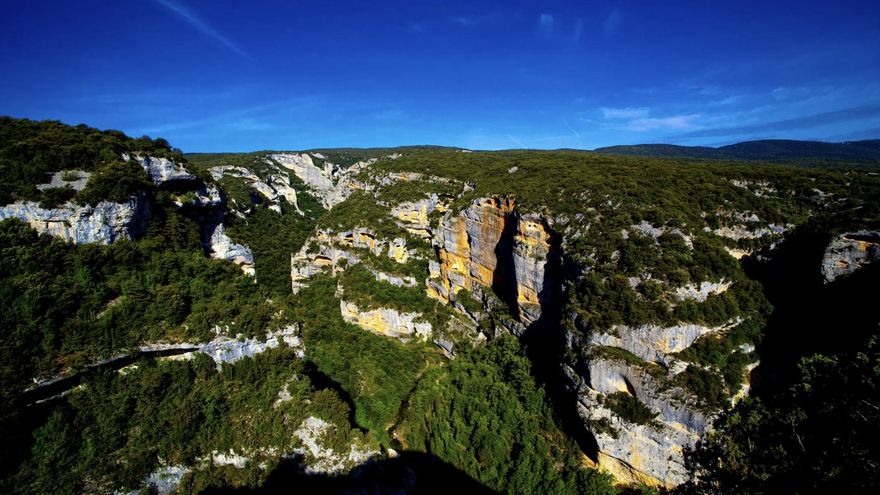A route between canyons and cliffs to enjoy autumn in Aragon's largest nature reserve
