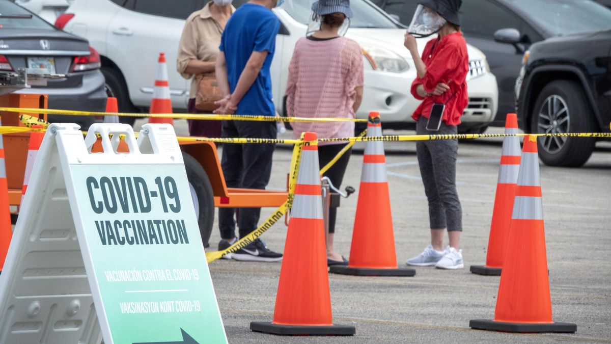 Estados Unidos alcanzó este lunes 31.733.400 casos confirmados del coronavirus SARS-CoV-2 y 567.666 fallecidos por la enfermedad de la covid-19, de acuerdo con el recuento independiente de la Universidad Johns Hopkins. EFE/EPA/CRISTOBAL HERRERA-ULASHKEVICH/Archivo