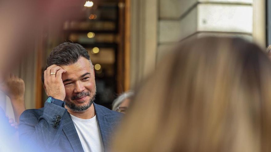 Gabriel Rufián sale de una sesión plenaria en el Congreso de los Diputados, en Madrid (España)