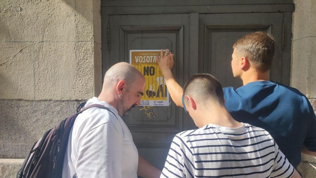 El director Rafael Molina y los actores Sergei Kosarev (narrador) y Manuel Ortiz (Zorrilla) en la pegada de carteles.