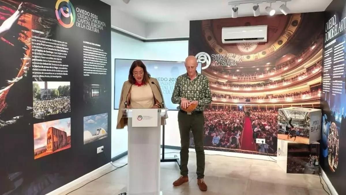 Covadonga Díaz, concejala de Festejos, y Jorge Martínez, el pasado mes de agosto cuando anunciaron la actuación de Ilegales en Oviedo.