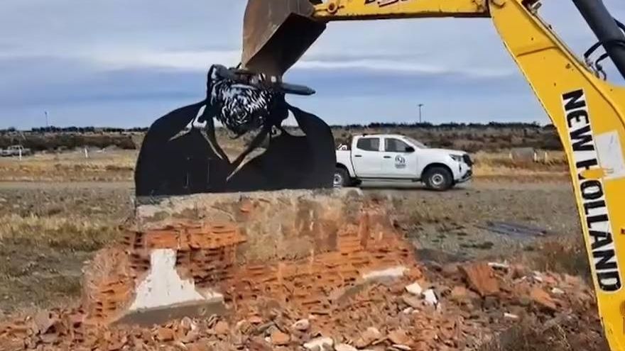 La destrucción del monumento a Bayer revela el desmanejo político y el ajuste de Milei en Vialidad Nacional