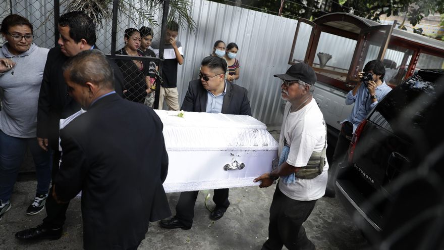 Sepultan en El Salvador los restos de padre e hijo ahogados en el río Suchiate