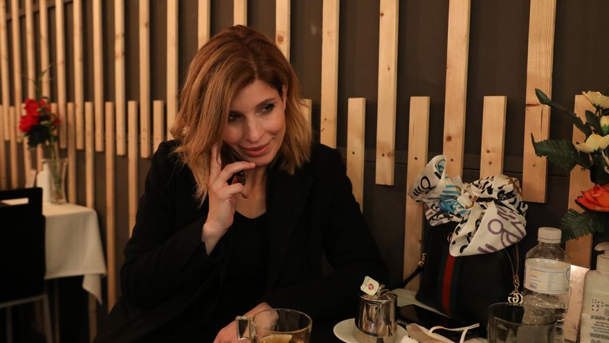 La número dos del PSOE, Hana Jalloul, conversa por teléfono durante una parada rápida para comer.