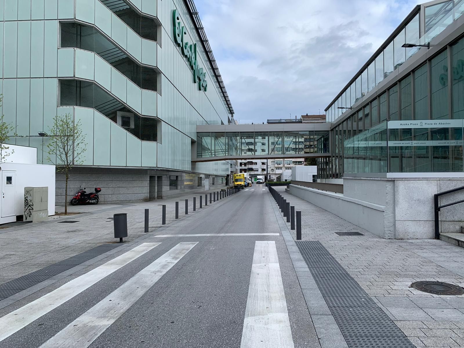 La plaza de El Corte Inglés, en Vitoria, vacía