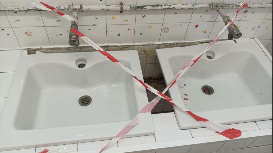 Aulas a 30 grados y baños de 1987: las familias del CEIP García Lorca de València acampan en solidaridad con la huelga