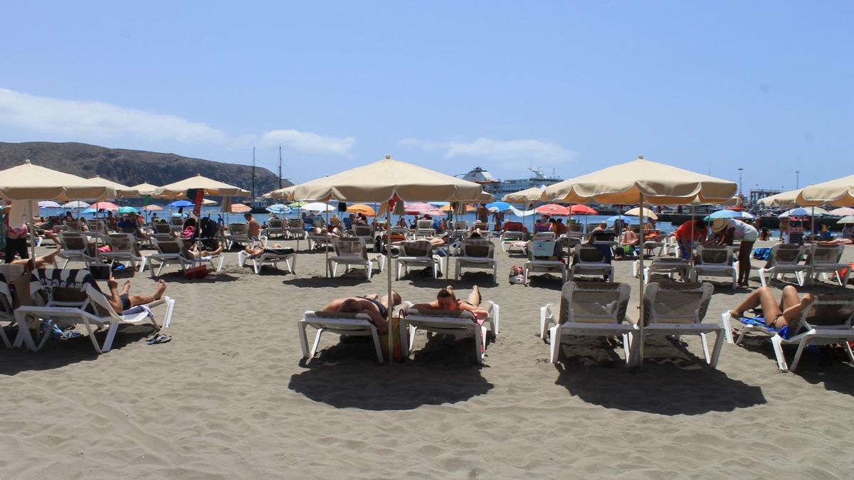 Arona paga casi 800.000 euros a Costas por ocupar y explotar los servicios de temporada de sus playas sin licitar aún el concurso