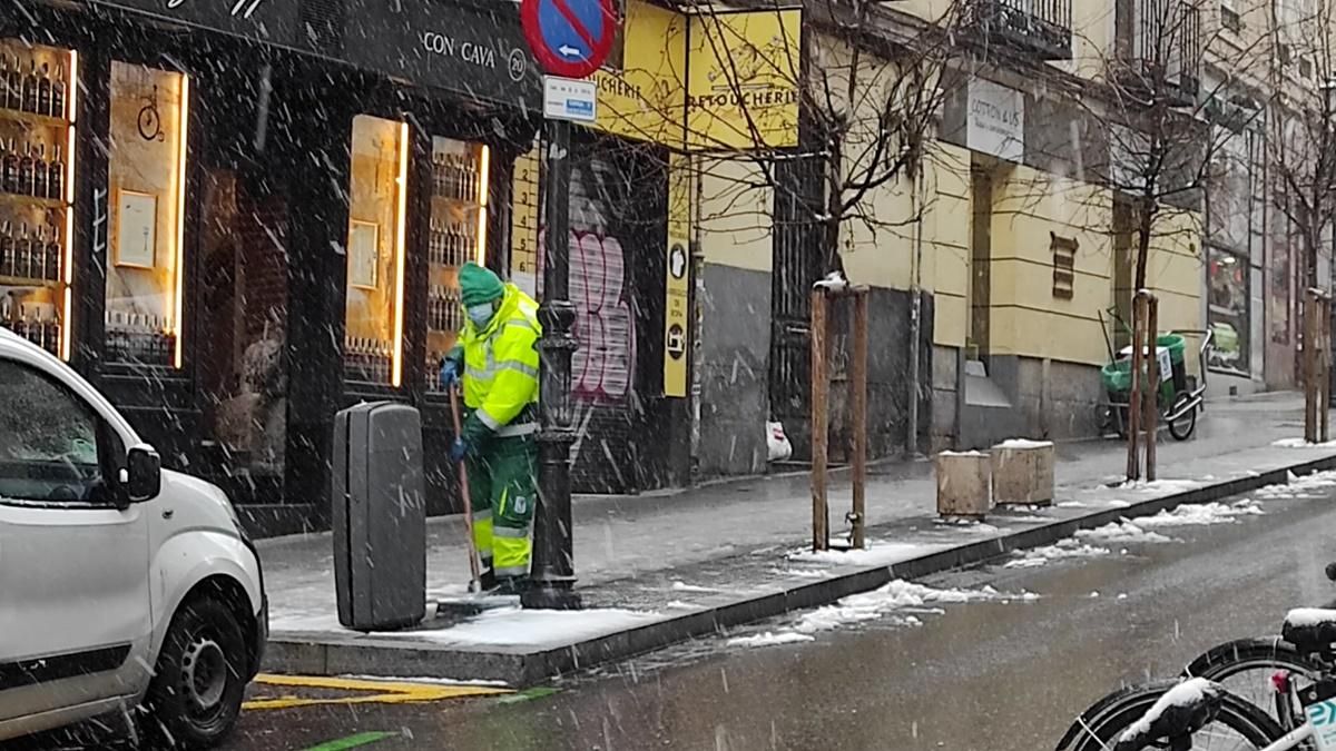 Operarios despejando de nieve las aceras.jpg