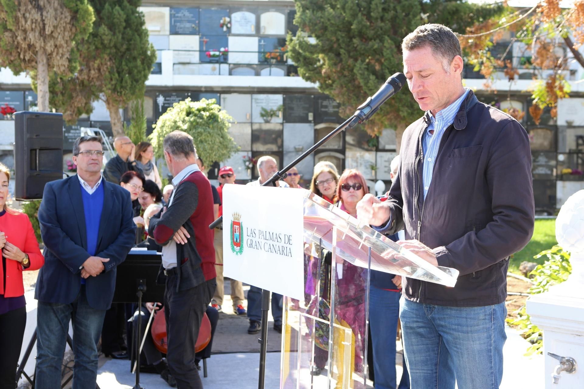 Homenaje a los 63 republicanos fusilados en la isla durante la Guerra Civil y enterrados en Vegueta. (ALEJANDRO RAMOS)