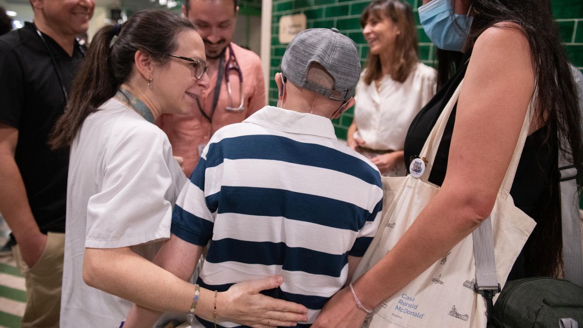 Samuel, paciente oncológico, junto a su madre y personal médico del Hospital Niño Jesús de Madrid.