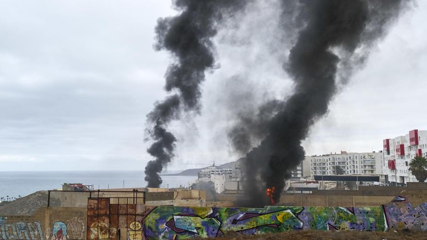 El aparatoso incendio de una vivienda abandonada deja una gran columna de humo en Las Palmas