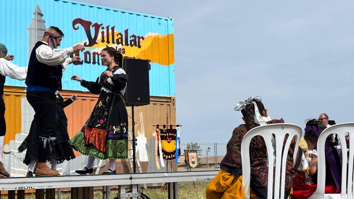 Un grupo tradicional de Zamora baila en la fiesta de Villalar.