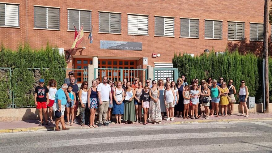 La comunidad educativa de Los Alcázares pide mejores instalaciones: "Cada vez hay más aulas prefabricadas sin solución a corto plazo"