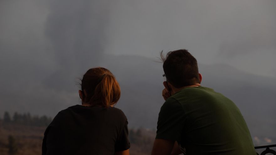 Dos personas observan el avance de la erupción desde el mirador de Tajuya. / FOTO: ANDREA DOMÍNGUEZ