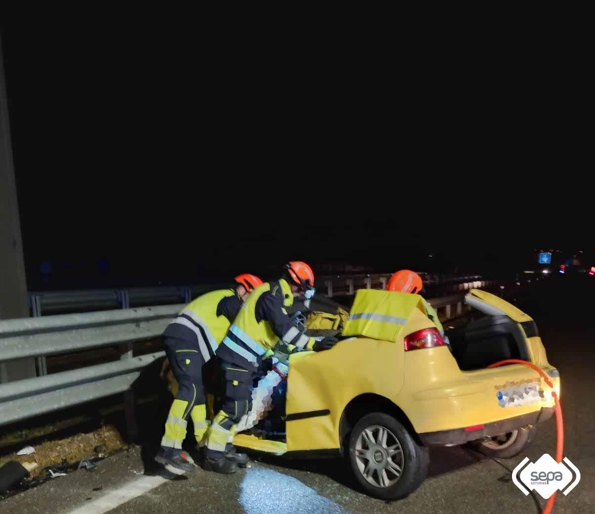 La víctima mortal tuvo que ser excarcelada del interior del vehículo. En la imagen, trabajos de excarcelación.