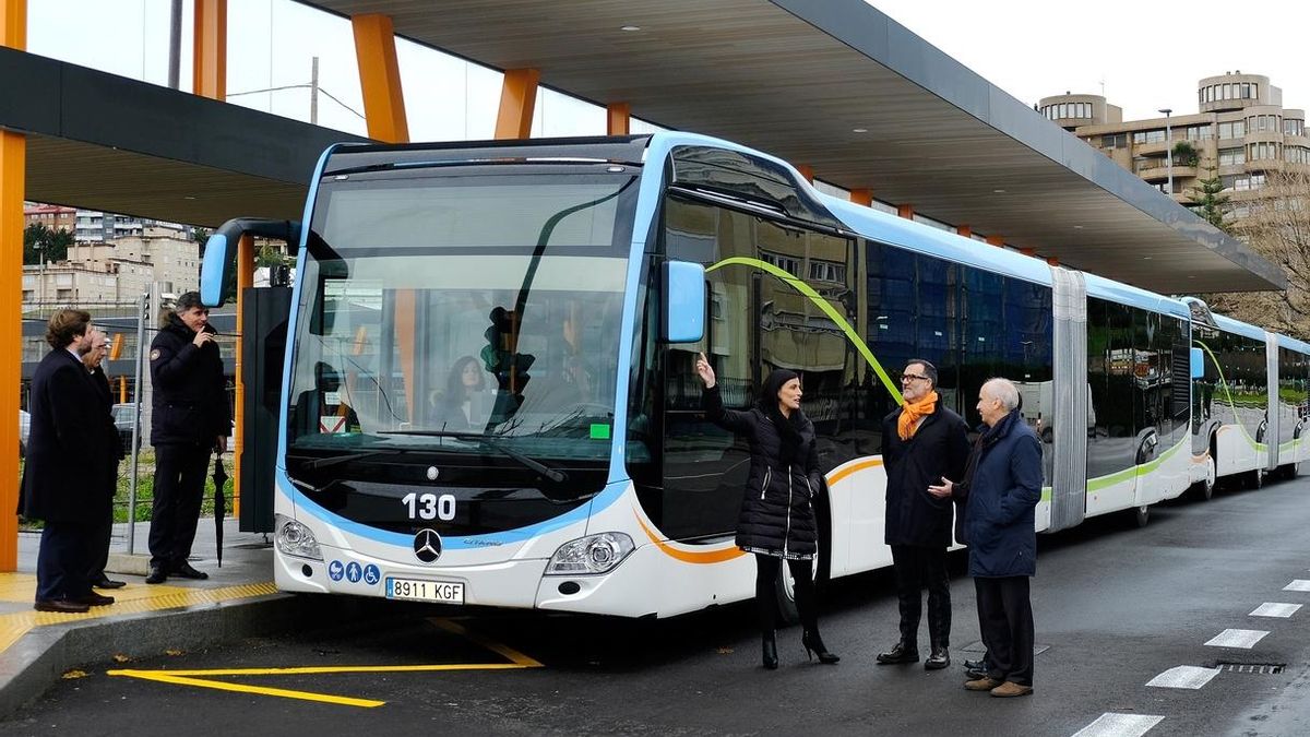 La alcaldesa de Santander visita uno de los nuevos intercambiadores del Metro-TUS.