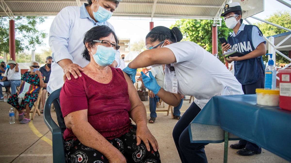 Una mujer mayor recibe la vacuna CanSino contra el coronavirus en el Istmo de Tehuantepec, estado de Oaxaca (México). EFE/ Luis Villalobos/Archivo