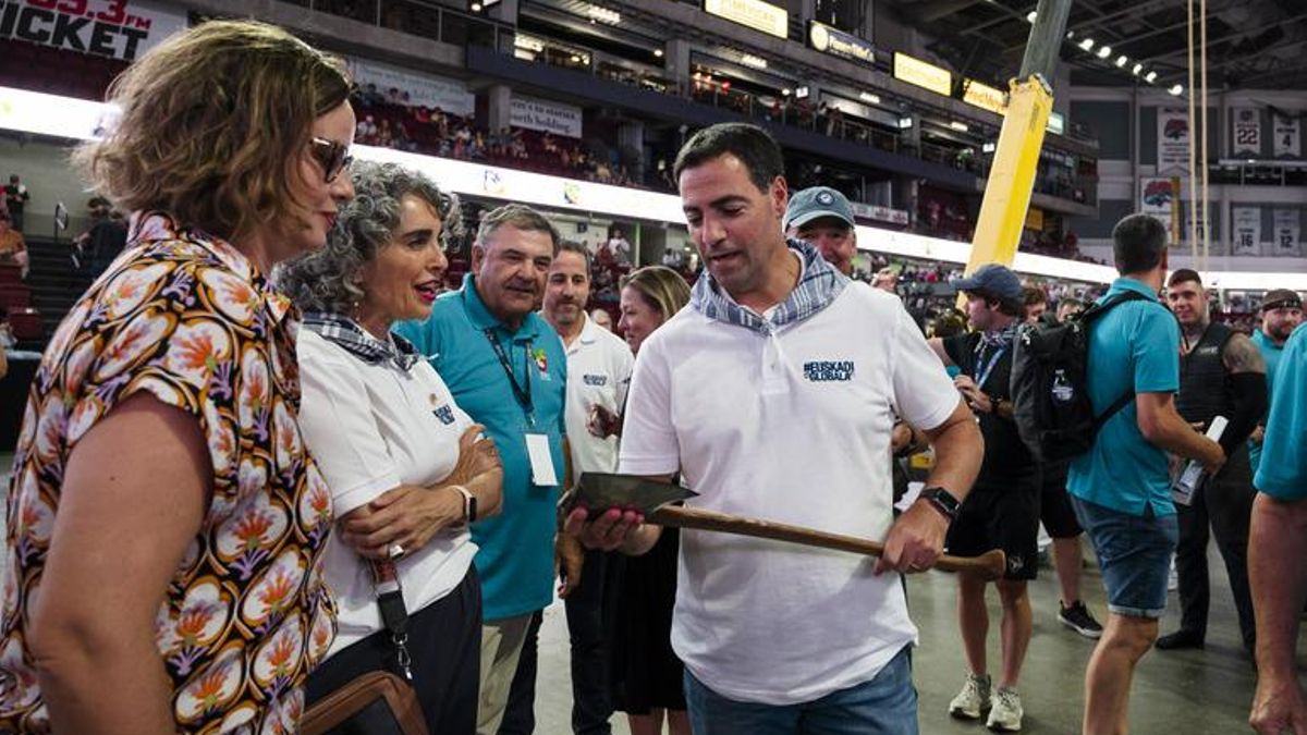 El lehendakari, probando un hacha al lado de la diputada general de Bizkaia y de la vicelehendakari
