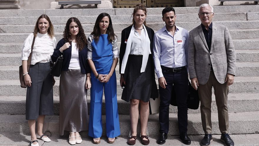 Stella Schnabel, la pareja del activista propalestino norteamericano Fergie Chambers (tercera por la derecha), la semana pasada en el exterior del Congreso junto a la diputada de Podemos Ione Belarra (tercera por la izquierda) y Baltasar Garzón (derecha), junto a otros miembros del equipo legal de Chambers.