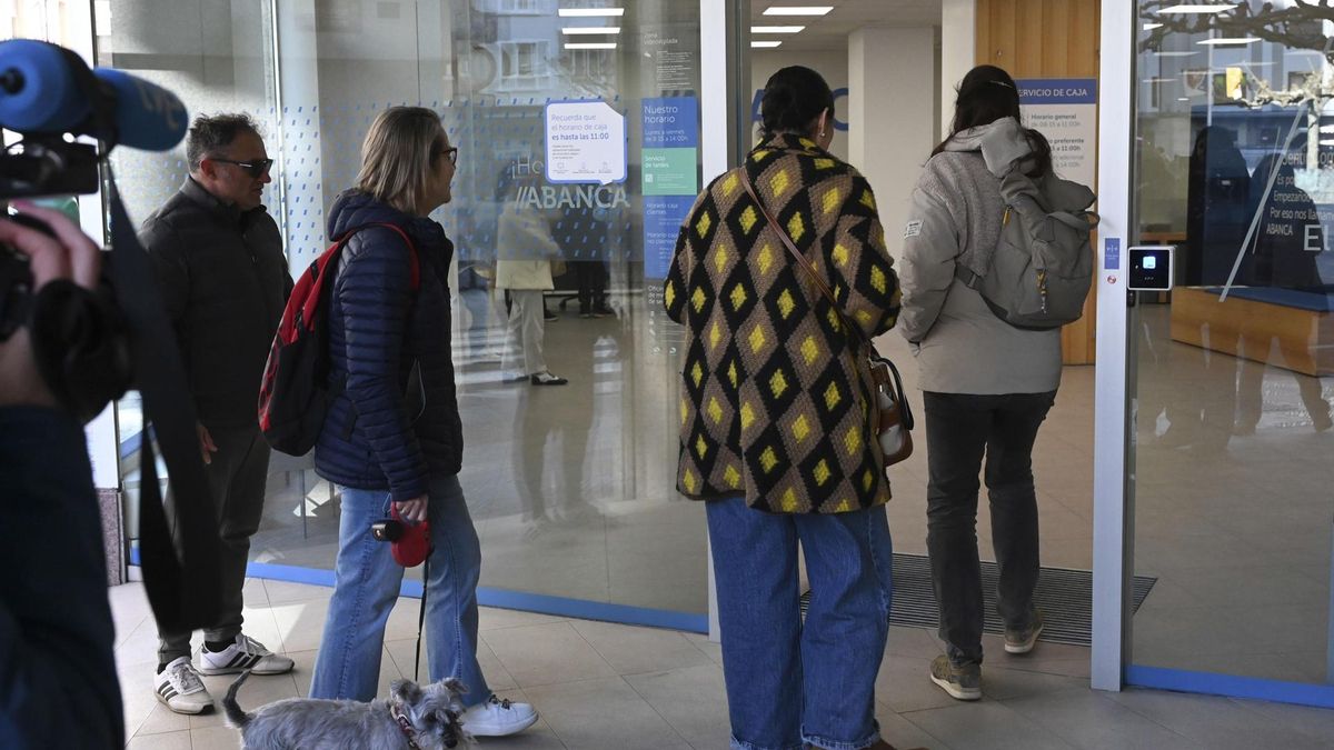 Acceso al banco donde se cobra el premio del Gordo de Villamanín en León