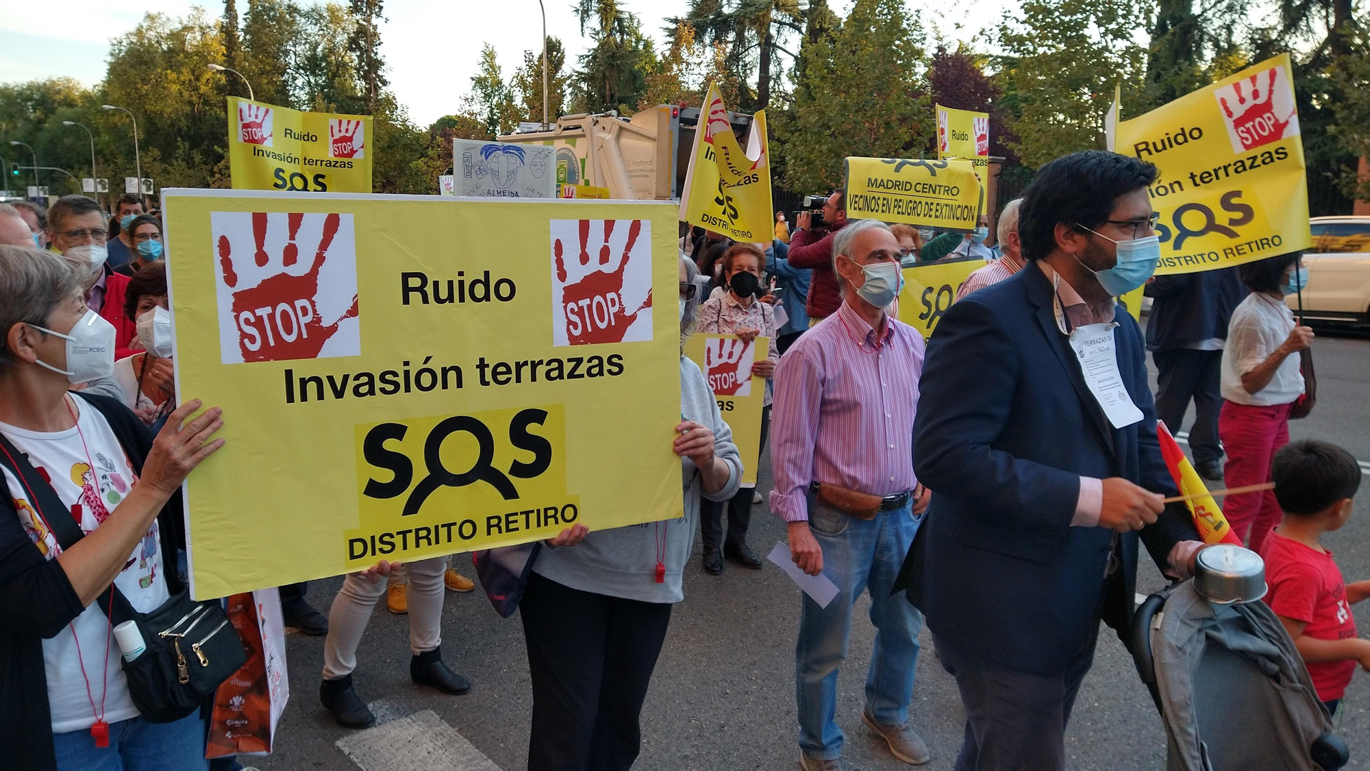 Manifestación contra las terrazas Covid en Retiro