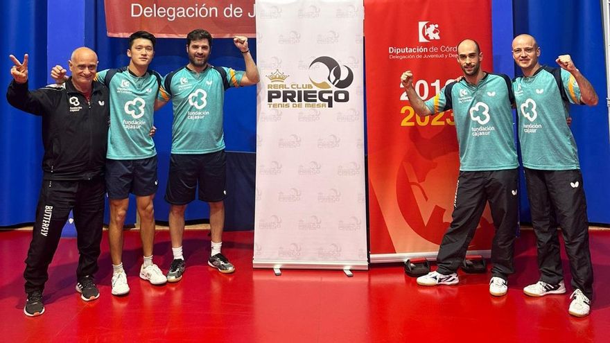 Jugadores del Cajasur celebrando el título de liga.