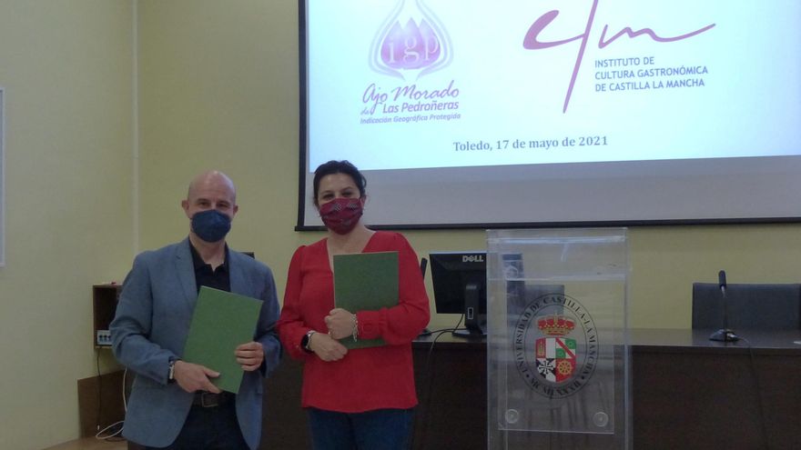 Firma del convenio con la IGP Ajo Morado