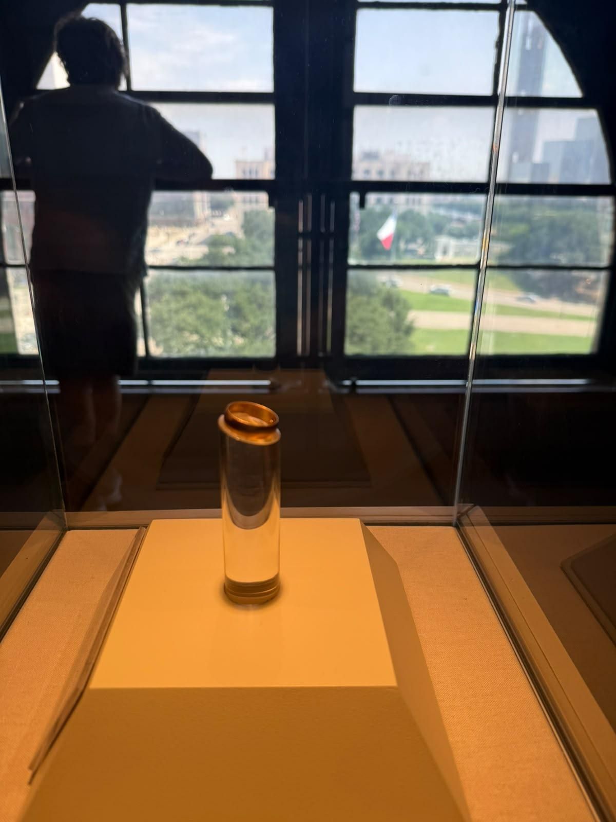 Imagen del anillo de Lee Harvey Oswald, una de las piezas que integra el museo.