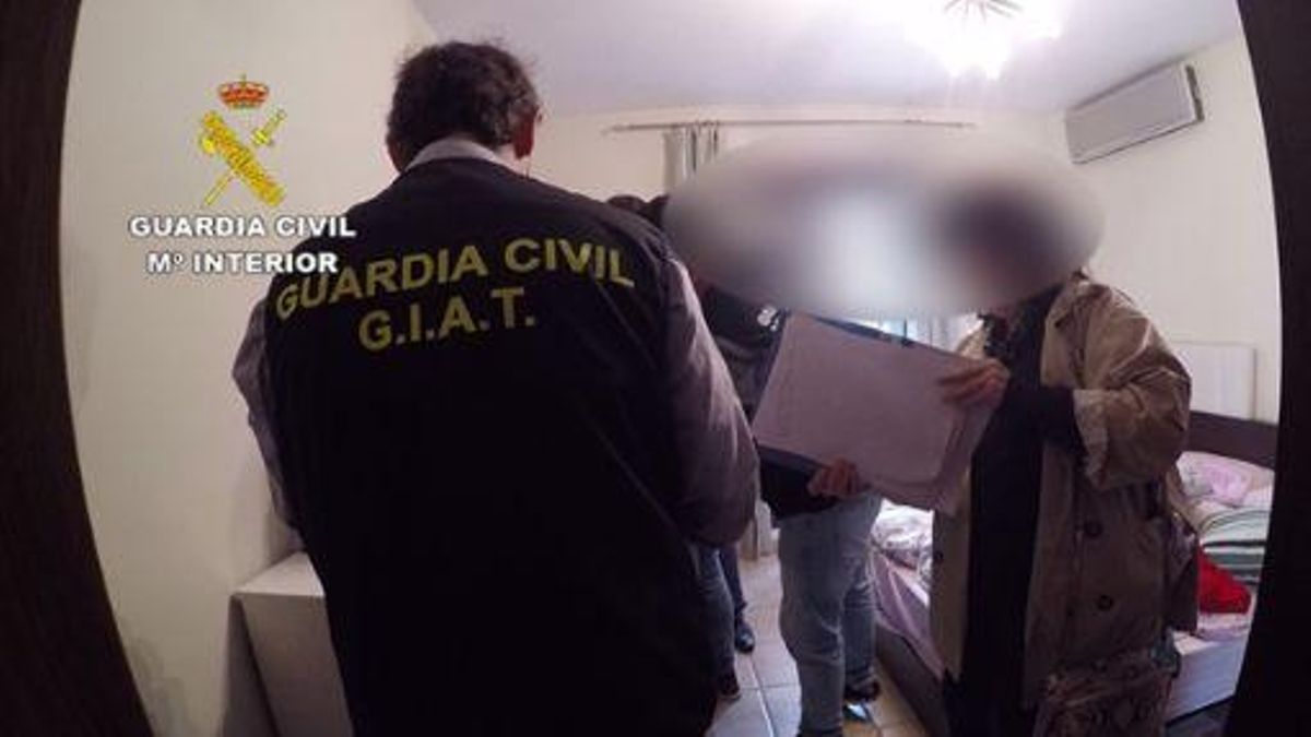 Registro de la Guardia Civil durante la operación.