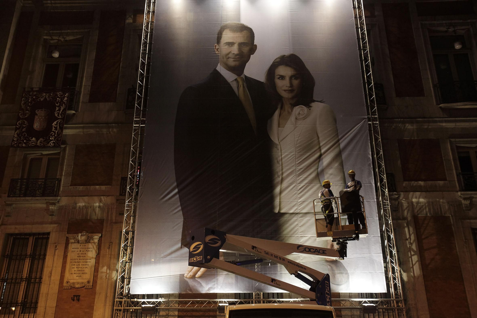La Policía desaloja la Puerta del Sol antes de la proclamación / Olmo Calvo