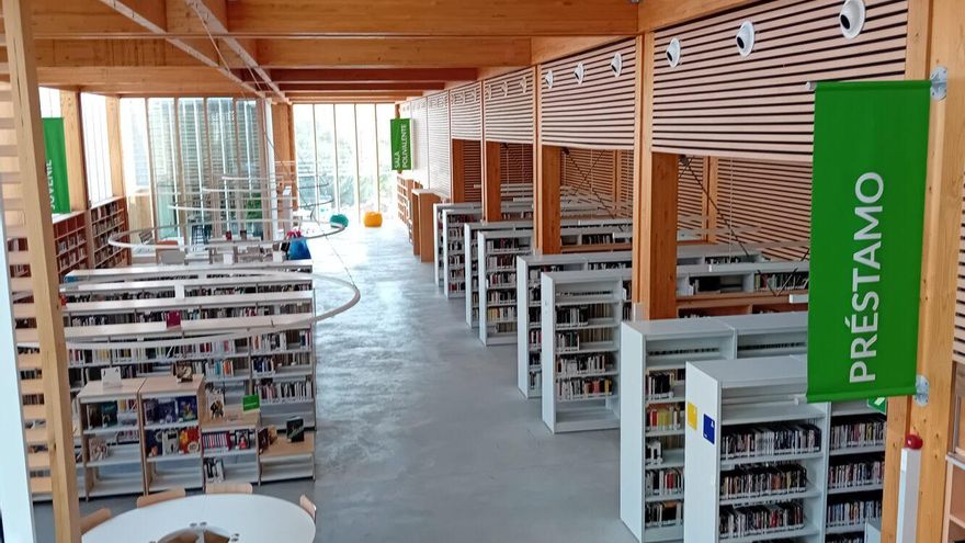 La ardua tarea de armar el catálogo y hasta los muebles de una nueva biblioteca pública en Madrid: "Que tiemble Amazon"