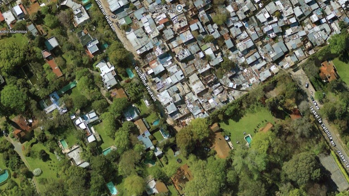 Imagen de Google Maps de La Cava, en San Isidro. Una medianera divide uno de las villas más emblemáticas del país de las grandes mansiones del conurbano norte.