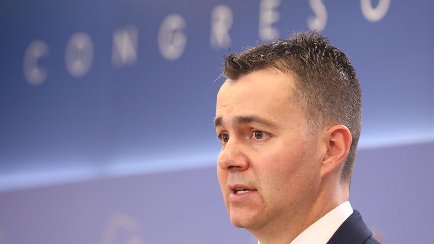 El portavoz del Grupo Parlamentario Socialista, Héctor Gómez, en una rueda de prensa en el Congreso.