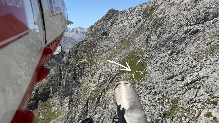 El helicóptero de Cantabria rescata a tres vecinos de Torrelavega enriscados en Picos de Europa