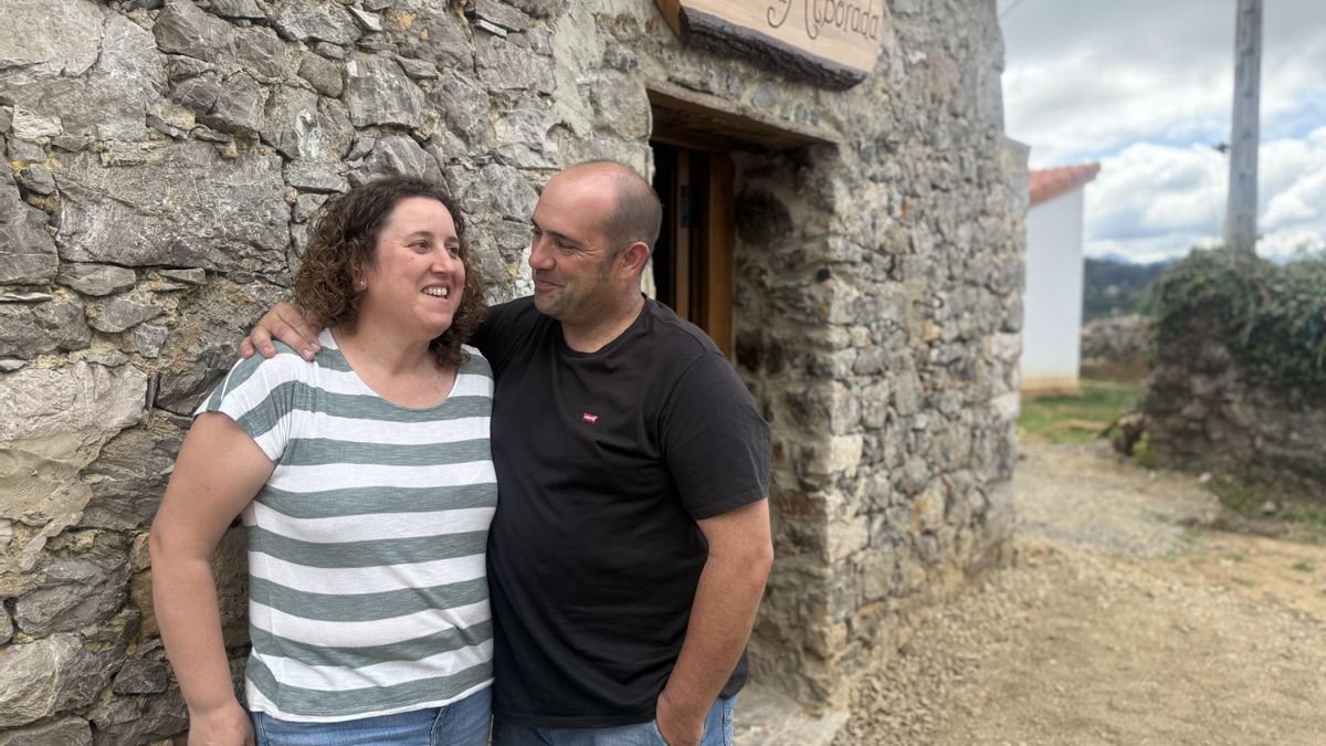 Vanessa y José Manuel en su taberna debajo de un hórreo