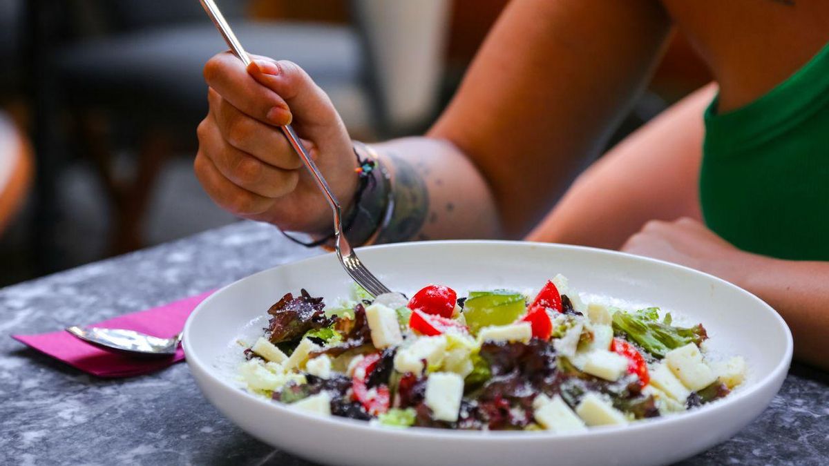 Una dietista explica por qué en verano apetece comer menos: "Debemos adaptar la alimentación a la época del año"