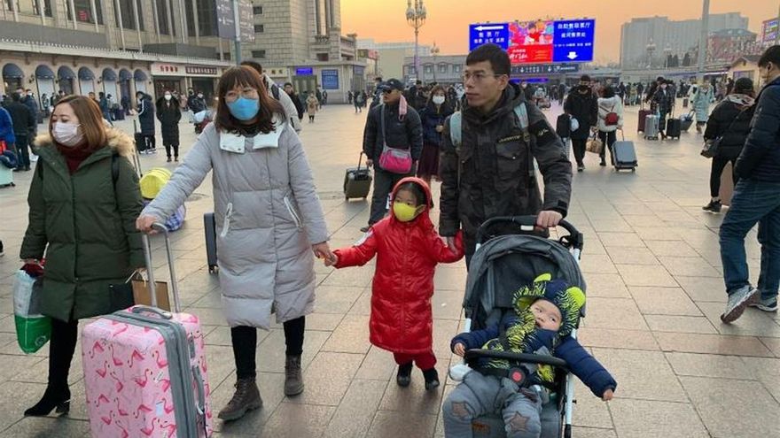 Viajeros en la Estación Central de Ferrocarril de Pekín que regresan a sus lugares de origen para pasar el Año Nuevo Chino. Casi todos van con máscaras por el temor al contagio de la neumonía de Wuhan.