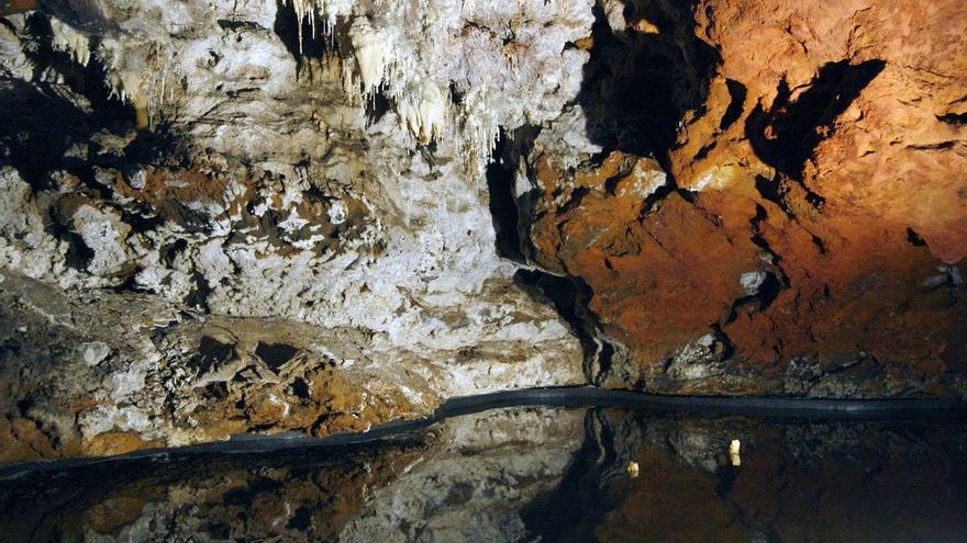 La cueva de Cantabria a la que se entra en tren minero: una joya subterránea descubierta por la minería
