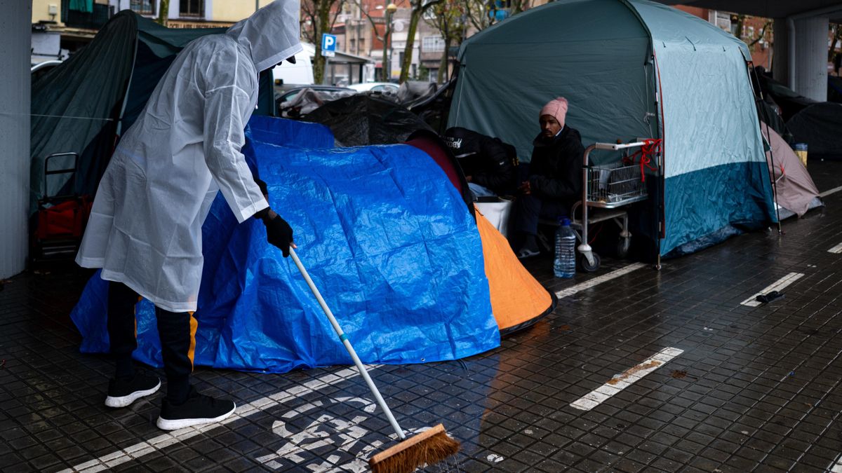 Algunas de las personas desalojadas del antiguo instituto B9 de Badalona, debajo de un puente.