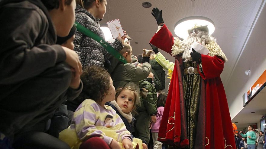 Decenas de niños reciben a los Reyes Magos en la estación de tren de León antes de la cabalgata