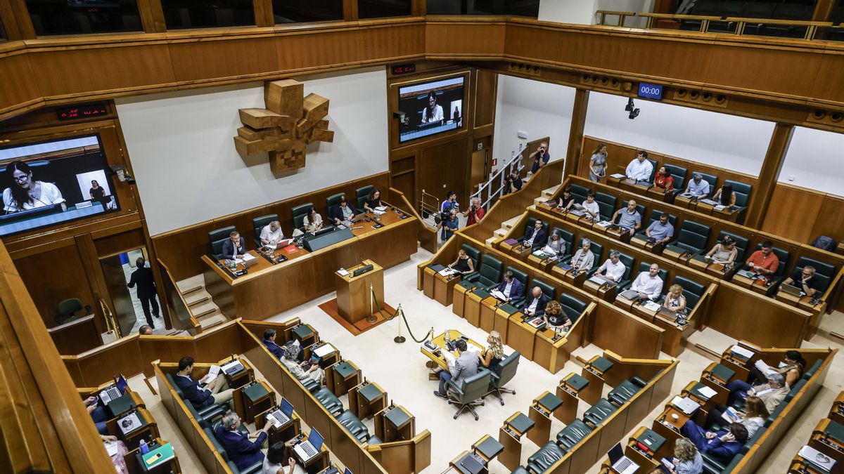 EH Bildu logra una brecha en el Gobierno de PNV y PSE-EE y el Parlamento Vasco aprueba la reforma sobre el euskera