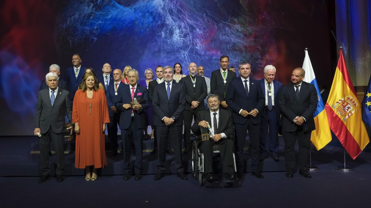 En la imagen (primera fila), el presidente de Canarias, Fernando Clavijo (c); el vicepresidente, Manuel Domínguez (2d); y la presidenta del Parlamento, Astrid Pérez (2i), posan con todos los galardonados, entre ellos los nuevos Premios Canarias Eduardo Aznar (1i), Basilio Valladares (3i) y Gonzalo González (3d).