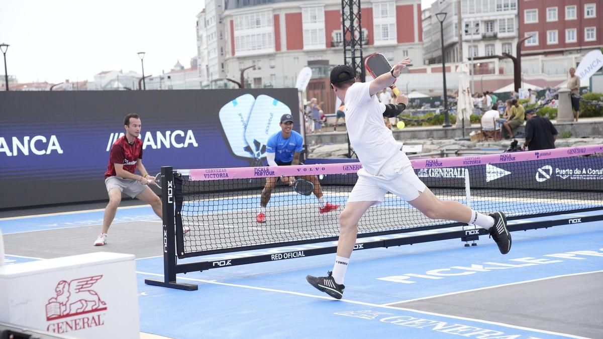 Este deporte sigue creciendo y en esta ciudad gallega se ha jugado un torneo en la única pista flotante del mundo