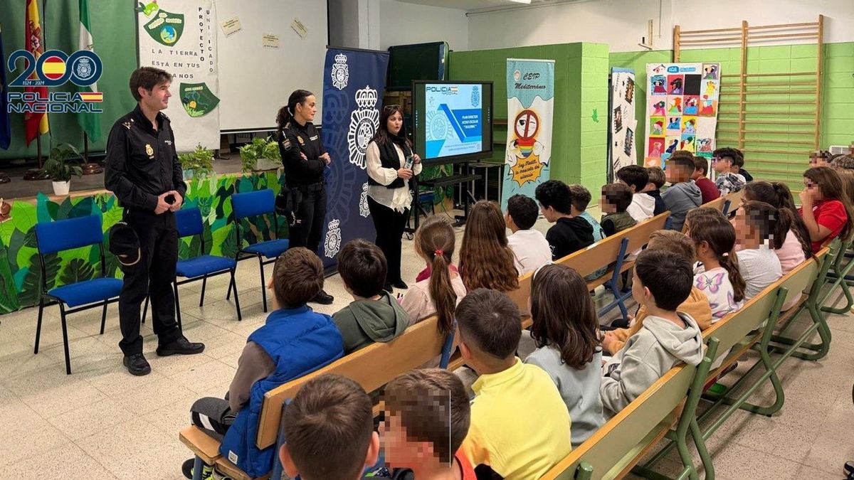 La jefa provincial de la Policía Nacional, María Dolores López, el delegado de Participación Ciudadana, Luis Toribio, y la directora del CEIP Mediterráneo, María Josefa Matas, presentan el 'Plan Director para la Convivencia y Mejora de la Seguridad'.